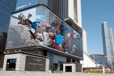 Soft bodies draw attention to Samsung LED signage